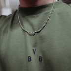 Maglietta verde del BVB Urban con il logo del BVB stampato in nero in primo piano.