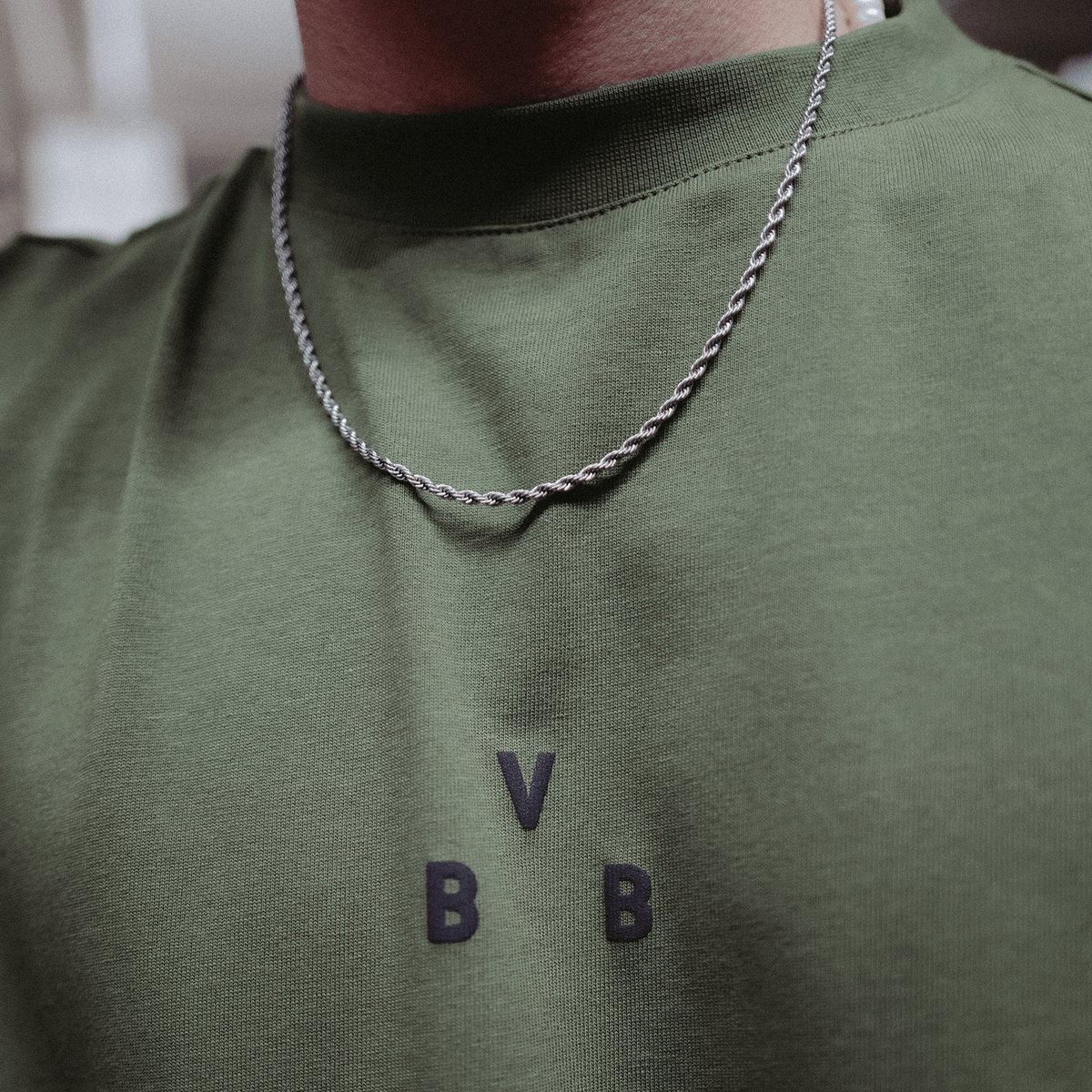 Camiseta urbana verde del BVB con el logotipo del BVB impreso en negro en primer plano.
