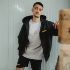 Pantaloncini BVB Urban 2025 color antracite, abbinati a un capo di abbigliamento coordinato, indossati da un uomo in uno stile moderno e disinvolto.