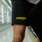 Pantaloncini BVB Urban color antracite con la scritta “Borussia Dortmund” in giallo e la dicitura “EST. 1909” sul lato della gamba.