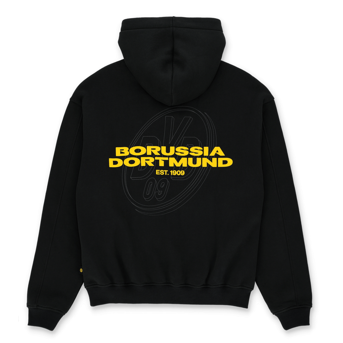 这款黑色多特蒙德（BVB）Urban连帽衫的背面印有黄色字样“Borussia Dortmund”，下方标注“EST. 1909”，背景中还点缀着一个低调的多特蒙德（BVB）队徽。