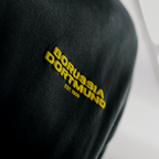 黑色多特蒙德（BVB）Urban连帽衫，配有黄色多特蒙德队徽和“EST. 1909”字样，队徽细节图。