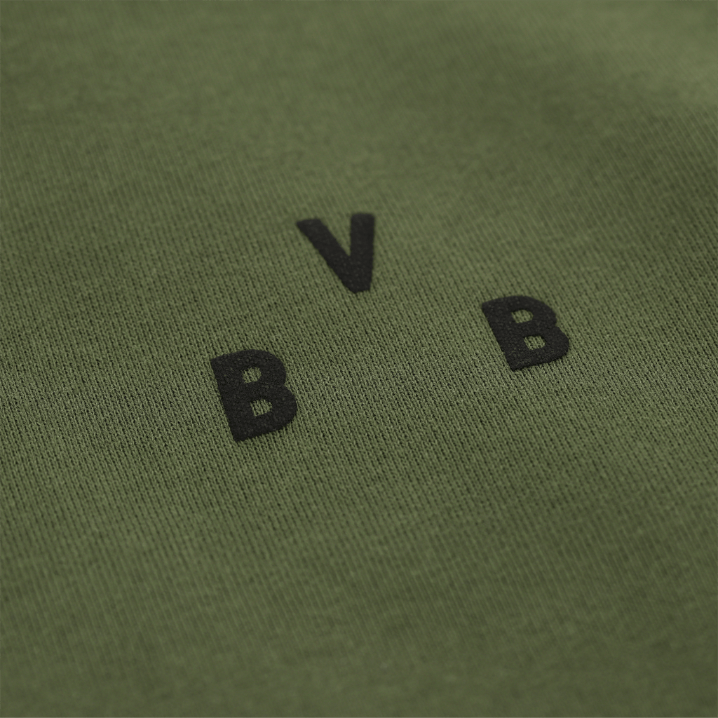 La felpa con cappuccio BVB Urban in verde petrolio con la scritta BVB in nero, ideale per i tifosi del Borussia Dortmund.