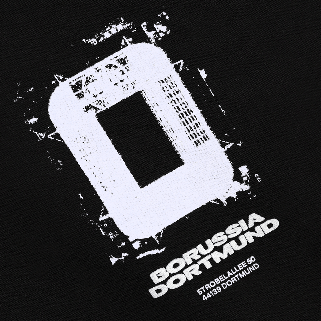 Vista dettagliata di una felpa con cappuccio nera del BVB con la scritta “SIGNAL IDUNA PARK” stampata in bianco e il logo del Borussia Dortmund.
