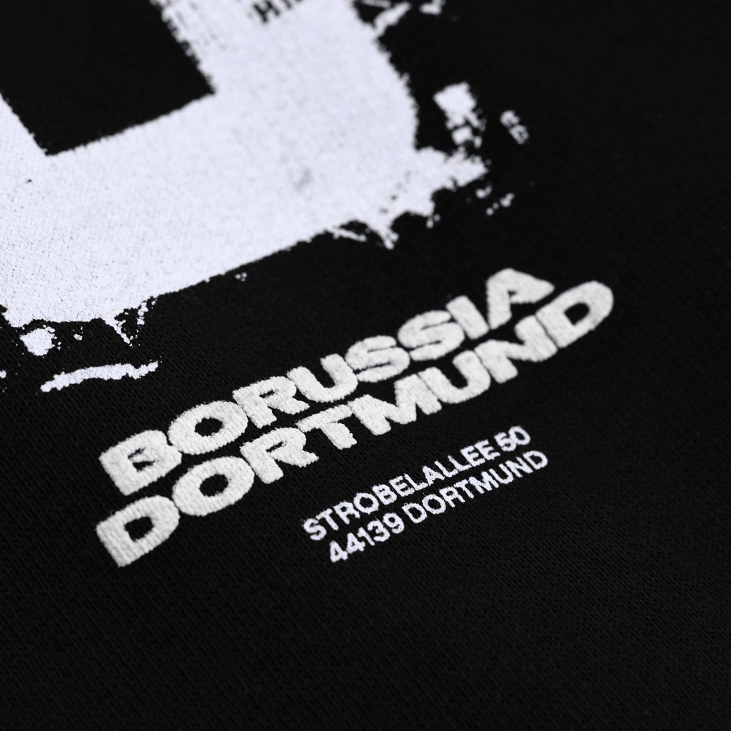 Felpa con cappuccio nera del BVB con la scritta “Borussia Dortmund” in bianco e l’indirizzo della società in Strobelallee 50.