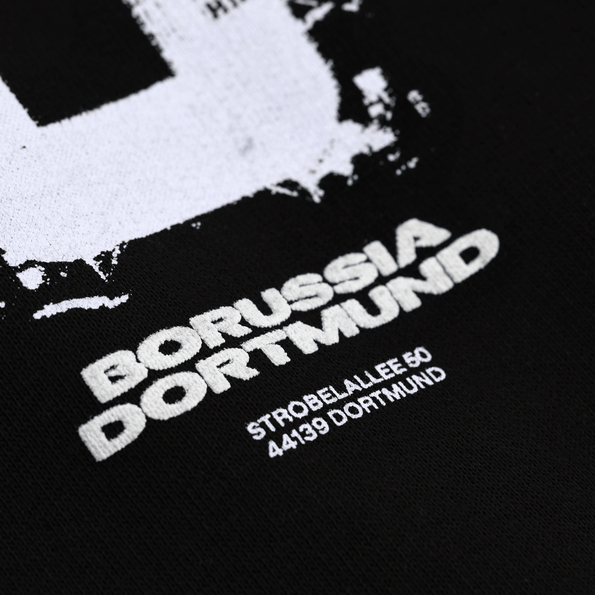 Sudadera con capucha negra del BVB con el nombre «Borussia Dortmund» en blanco y la dirección del club en la Strobelallee 50.
