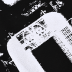 Vista detallada de la sudadera con capucha BVB Aerial, con textura en blanco y negro y un diseño estilizado, para los aficionados del Borussia Dortmund.