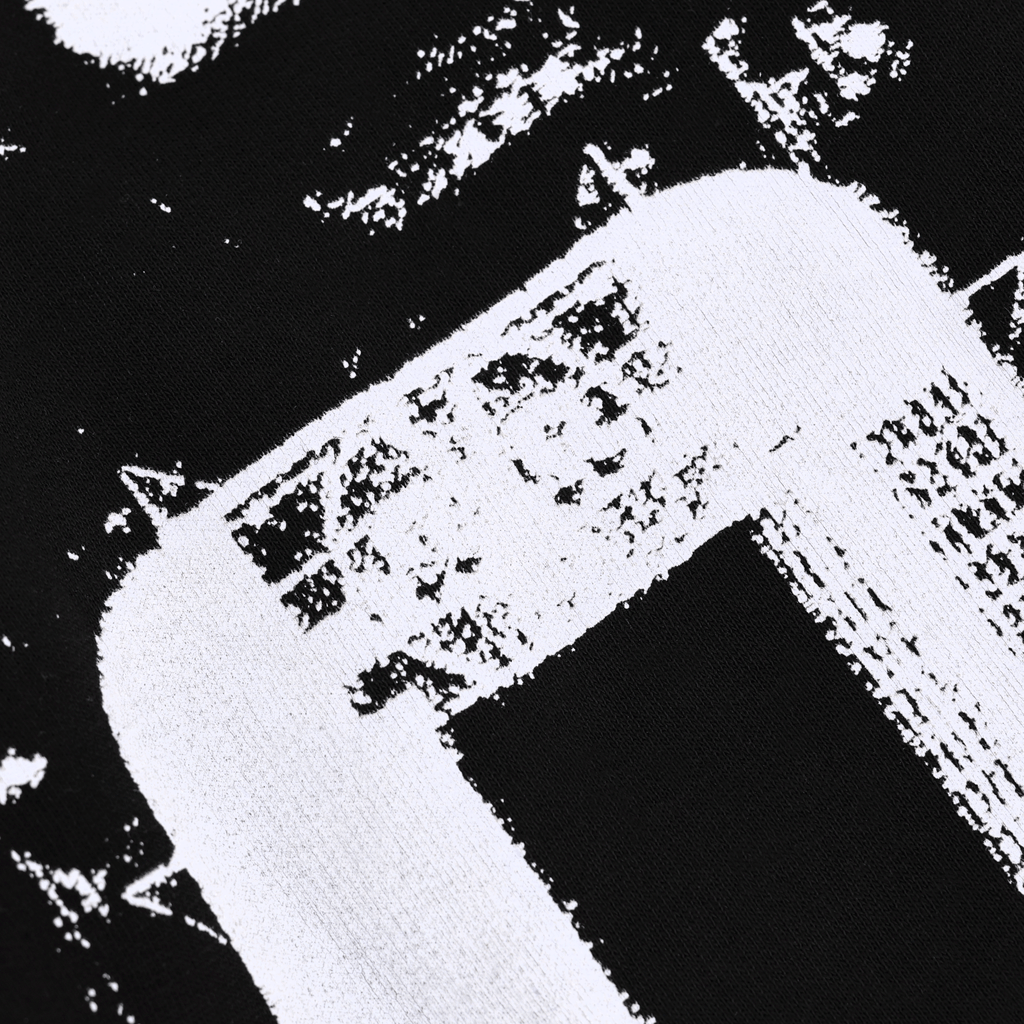 Vista dettagliata della felpa con cappuccio BVB Aerial, caratterizzata da una trama in bianco e nero e da un design stilizzato, dedicata ai tifosi del Borussia Dortmund.