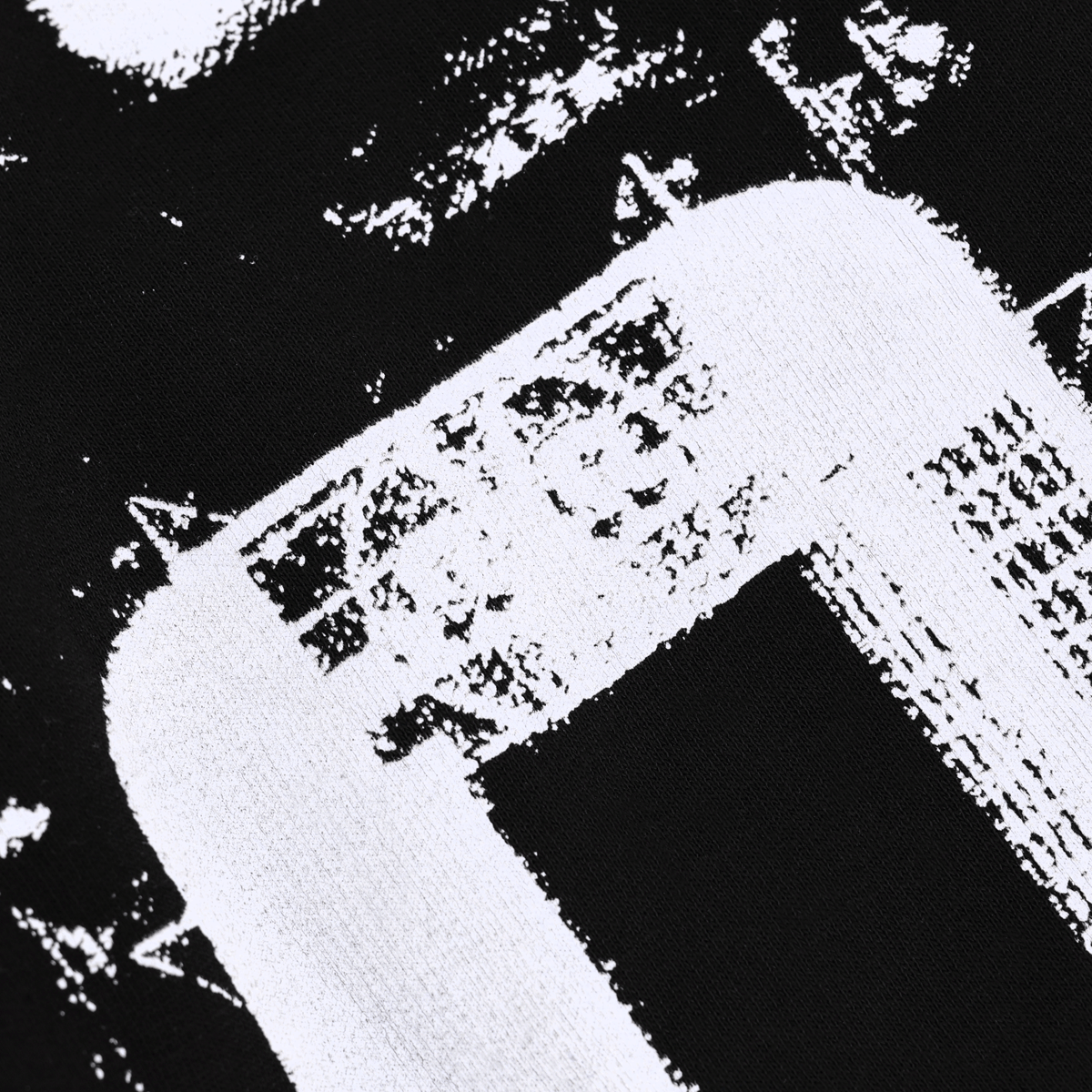 Vista dettagliata della felpa con cappuccio BVB Aerial, caratterizzata da una trama in bianco e nero e da un design stilizzato, dedicata ai tifosi del Borussia Dortmund.