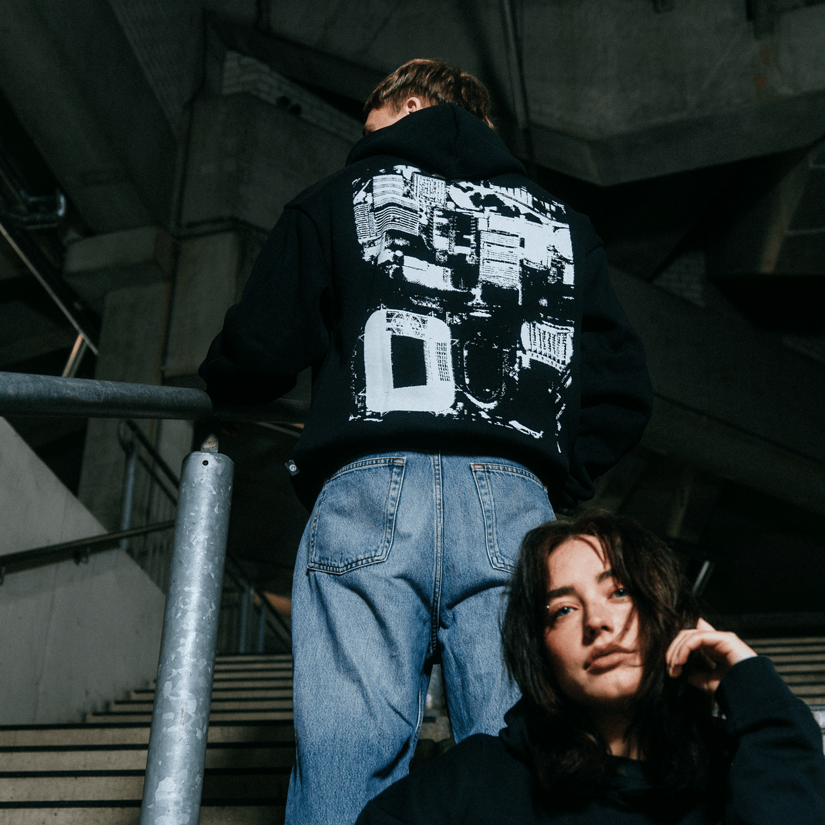 Ein schwarzer BVB Aerial Hoodie mit auffälligem weißen grafischen Druck auf der Rückseite, ideal für Fans von Borussia Dortmund und moderne Streetwear-Liebhaber.