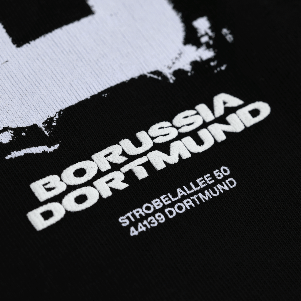 黑色多特蒙德（BVB）T恤，印有白色“Borussia Dortmund”字样及地址“Strobelallee 50”，细节图。