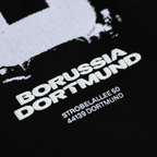 黑色多特蒙德（BVB）T恤，印有白色“Borussia Dortmund”字样及地址“Strobelallee 50”，细节图。