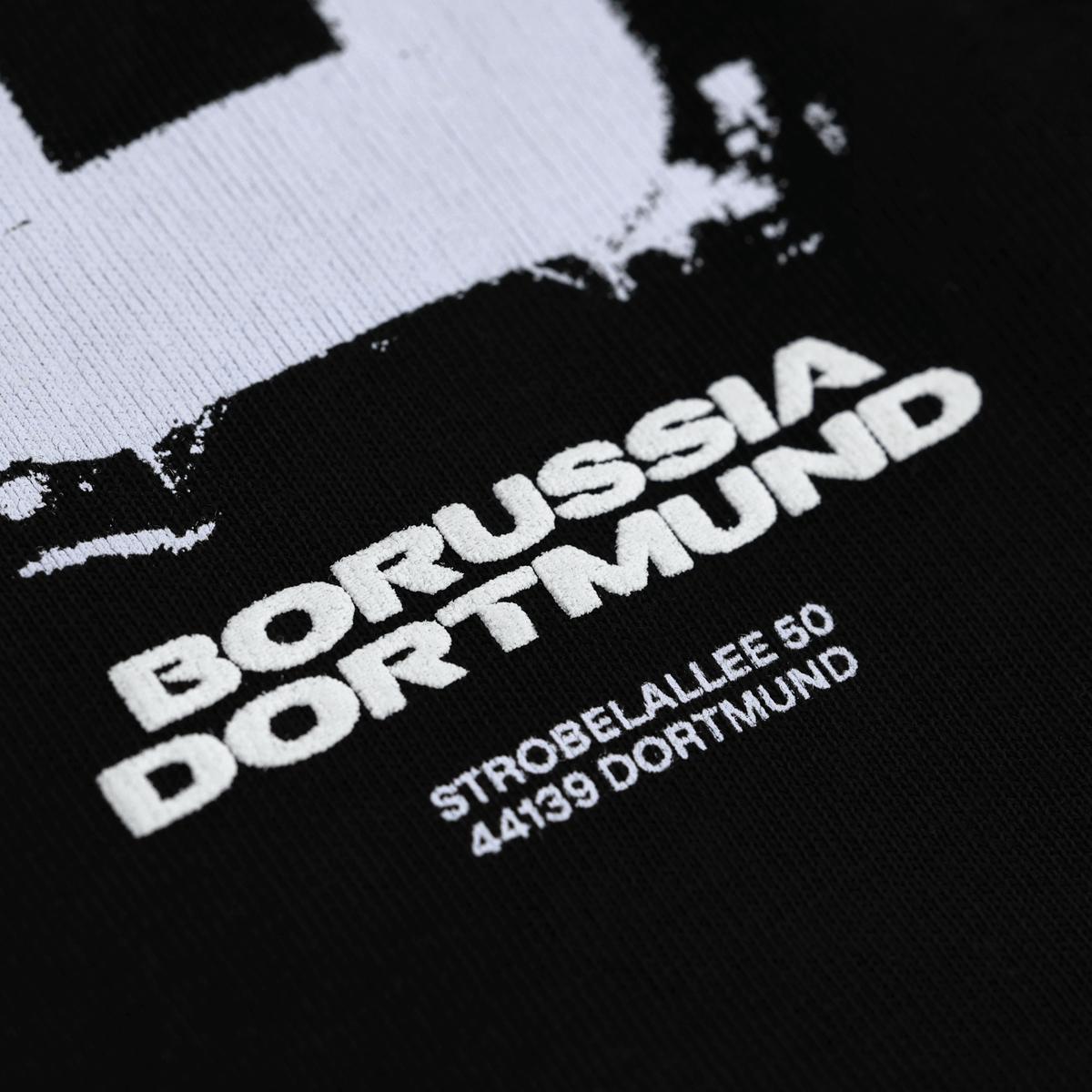 黑色多特蒙德（BVB）T恤，印有白色“Borussia Dortmund”字样及地址“Strobelallee 50”，细节图。