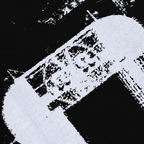 这款黑色与白色相间的多特蒙德（BVB）T恤印有“Aerial”图案，图案特写，是多特蒙德球迷的理想之选。
