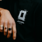 Camiseta negra del BVB con el diseño «Aerial», con el número 0 dentado y el logotipo del Borussia Dortmund en la parte delantera.