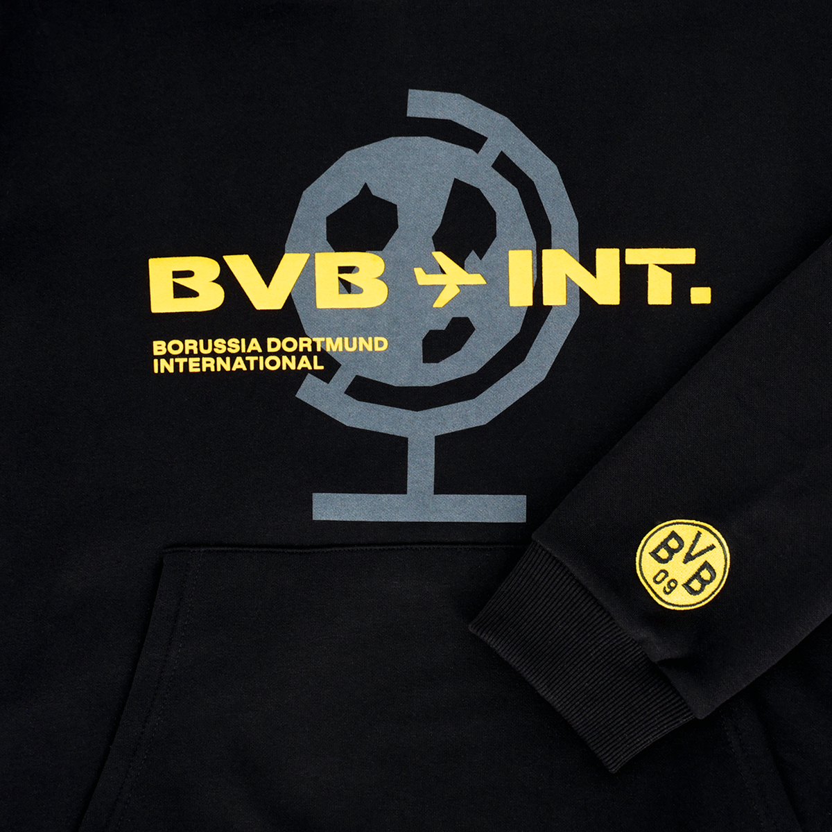 Sweat à capuche noir « International » du BVB, orné d'un logo jaune du BVB et de détails en forme de globe ; un article de fan élégant pour les supporters du Borussia Dortmund.
