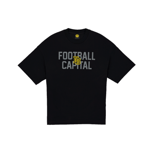 子供用の黒色のBVBカレッジTシャツ。胸元にはグレーの「Football Capital」の文字と黄色のBVBロゴが入っています。