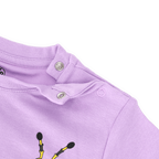 Camiseta morada del BVB para bebés y niños pequeños con botones a presión en el hombro, ideal como producto oficial para aficionados del Borussia Dortmund.
