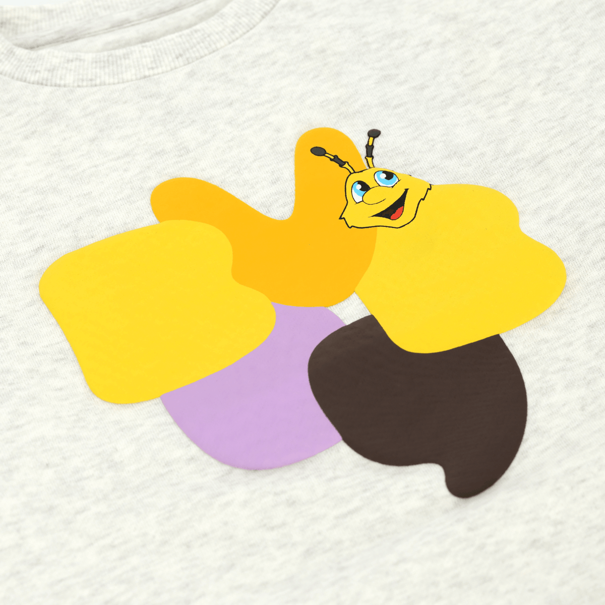 Graues Crewneck Sweatshirt für Babys und Kleinkinder von Borussia Dortmund mit bunter Grafik und EMMA-Motiv, geeignet als Fanartikel.