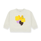 Graues Crewneck aus der Borussia Dortmund Kinderkollektion für Babys und Kleinkinder mit EMMA-Logo und farbigem Design auf der Vorderseite.