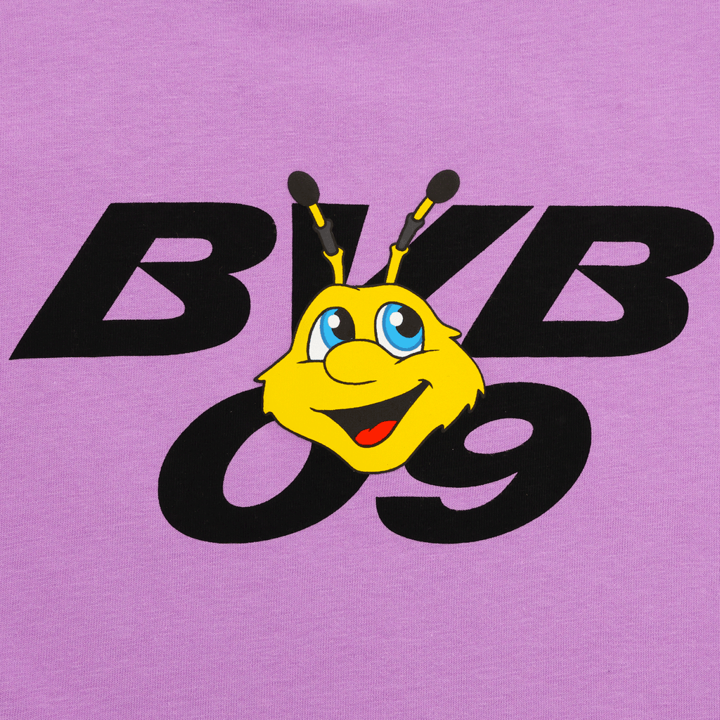 La camiseta infantil morada del BVB 09 muestra a la mascota EMMA sonriendo y un gran letrero en negro.