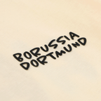 Nahaufnahme eines BVB-Kinder-T-Shirts mit Borussia Dortmund Schriftzug in Schwarz auf gelbem Stoff.