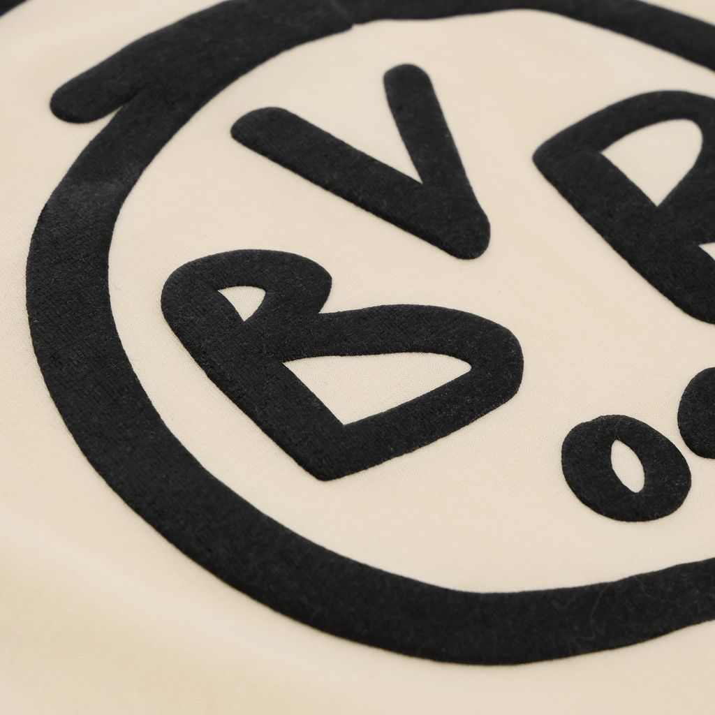 Schwarzgelbes BVB-Kinder-T-Shirt mit aufgesticktem großem BVB-Logo, Fokus auf die Detailansicht des Logos.
