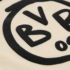 Schwarzgelbes BVB-Kinder-T-Shirt mit aufgesticktem großem BVB-Logo, Fokus auf die Detailansicht des Logos.