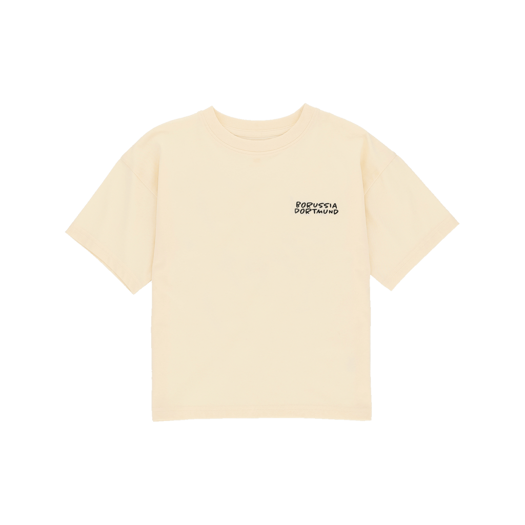 Cremefarbenes BVB-T-Shirt für Kinder mit schwarz gedrucktem ‚Borussia Dortmund‘ Schriftzug auf der Brust, kurzärmelig.