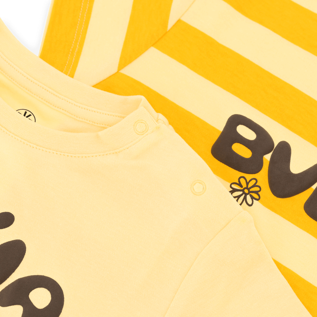 BVB T-Shirt-Set für Baby und Kleinkinder in gelb-schwarz mit gestreiftem Muster und Blumenmotiv, idealer Fanartikel für die jüngsten BVB-Fans.
