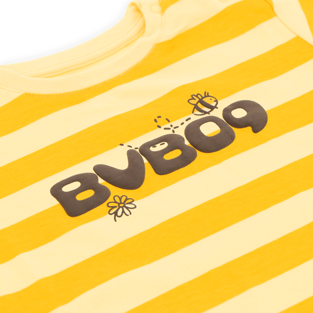 Baby-T-Shirt aus dem BVB-Sortiment in schwarzgelbem Streifenlook mit Bienenmotiv und BVB09-Schriftzug, ideal für kleine Fans von Borussia Dortmund.