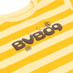 Baby-T-Shirt aus dem BVB-Sortiment in schwarzgelbem Streifenlook mit Bienenmotiv und BVB09-Schriftzug, ideal für kleine Fans von Borussia Dortmund.