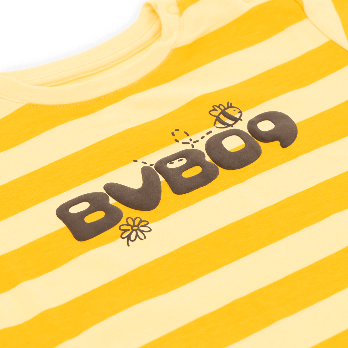 Baby-T-Shirt aus dem BVB-Sortiment in schwarzgelbem Streifenlook mit Bienenmotiv und BVB09-Schriftzug, ideal für kleine Fans von Borussia Dortmund.
