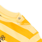 Detailaufnahme eines BVB T-Shirts für Babys und Kleinkinder mit schwarzgelben Streifen, Bienenprint und praktischen Druckknöpfen an der Schulter.