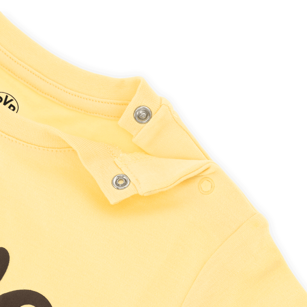 Gelbes BVB Baby-T-Shirt mit Druckknöpfen auf der Schulter für einfaches An- und Ausziehen, sportliches und fanfreundliches Design.