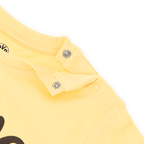 Gelbes BVB Baby-T-Shirt mit Druckknöpfen auf der Schulter für einfaches An- und Ausziehen, sportliches und fanfreundliches Design.