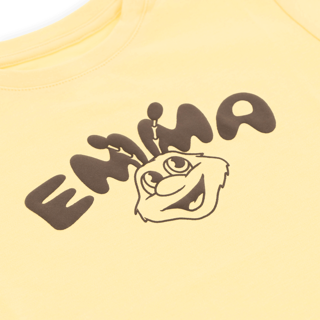 Gelbes BVB T-Shirt für Babys und Kleinkinder mit großem EMMA-Logo auf der Vorderseite.