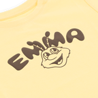 Gelbes BVB T-Shirt für Babys und Kleinkinder mit großem EMMA-Logo auf der Vorderseite.