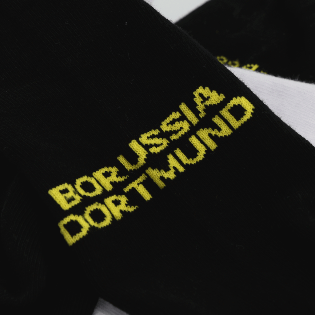 Lot de 2 paires de chaussettes de sport BVB en noir et blanc, ornées de l'inscription « Borussia Dortmund » en jaune, idéales pour les fans.