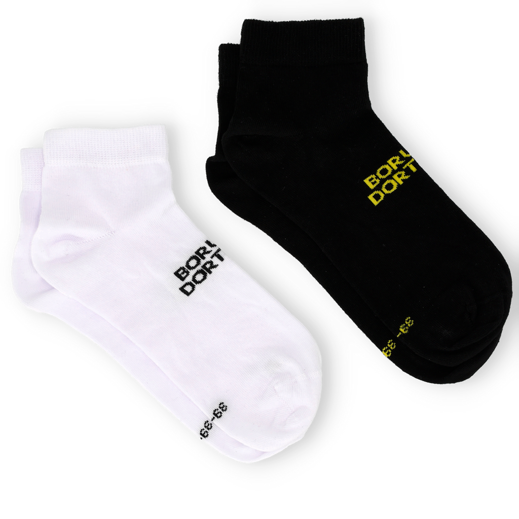 BVB Sneaker-Socken im 2er-Set in den Farben Schwarz und Weiß, jedes Paar mit BVB-Logo und Borussia Dortmund Schriftzug, ideal für Fans.