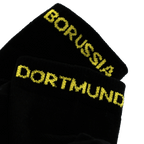 BVBクォーターソックス（2足セット、ブラック）のクローズアップ写真。「Borussia Dortmund」の黄色い文字が入っており、ボルシア・ドルトムントのファンに最適です。