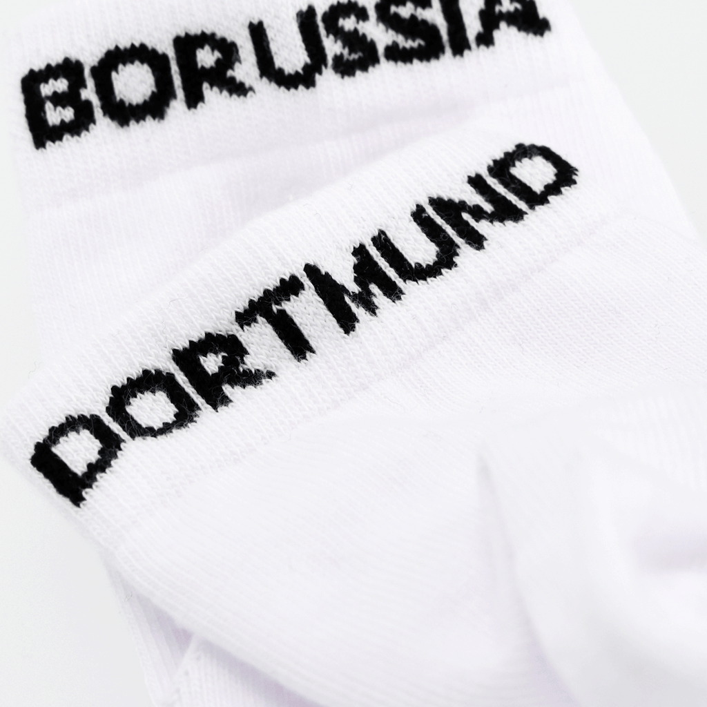 写真は、黒い「Borussia Dortmund」のロゴが入った白いBVBのクォーターソックス2足セットで、ファンアイテムとして最適です。