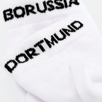 写真は、黒い「Borussia Dortmund」のロゴが入った白いBVBのクォーターソックス2足セットで、ファンアイテムとして最適です。
