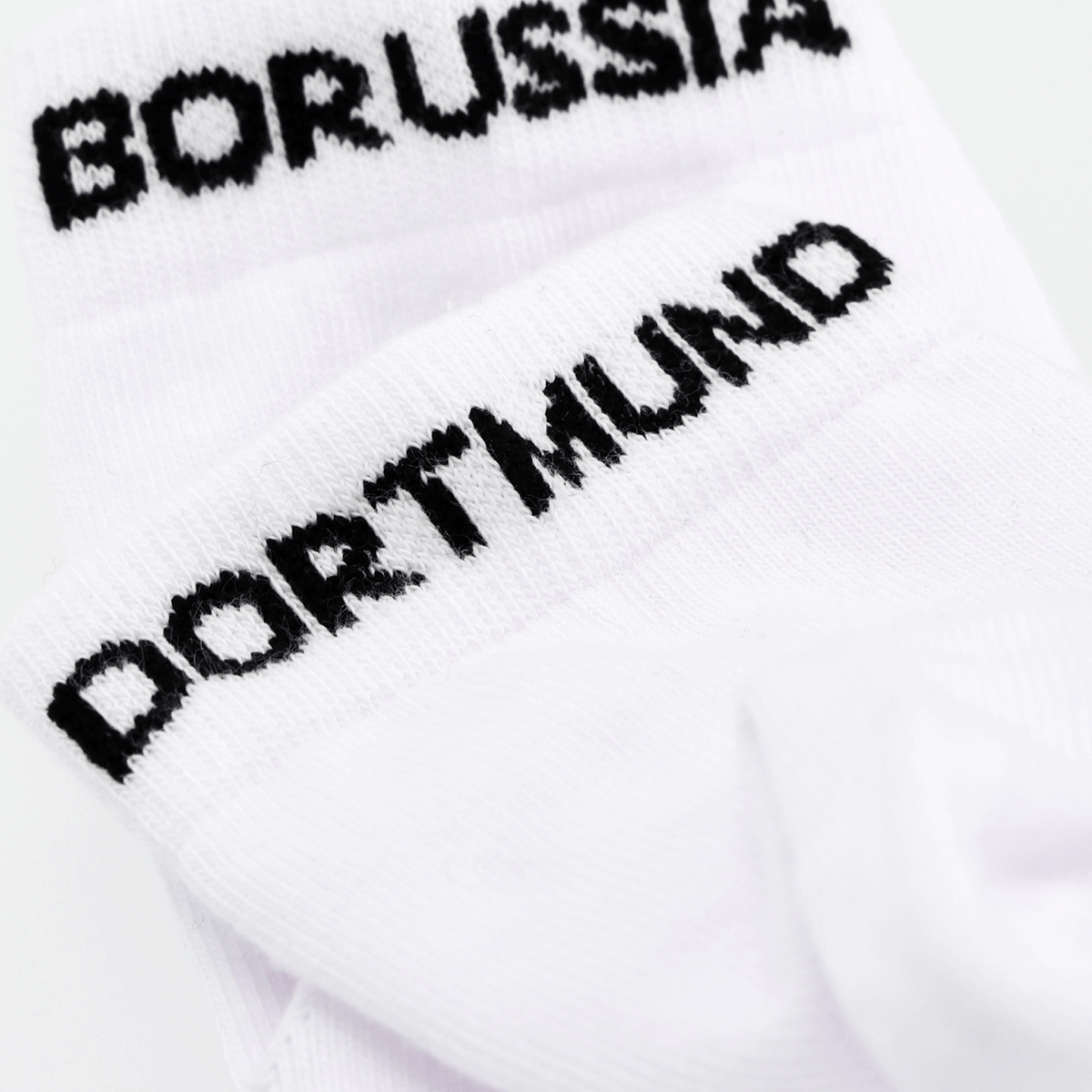 写真は、黒い「Borussia Dortmund」のロゴが入った白いBVBのクォーターソックス2足セットで、ファンアイテムとして最適です。