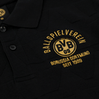 Polo nera del BVB della collezione di articoli per i tifosi, con logo della società e scritta ricamati in giallo, per i tifosi del Borussia Dortmund.