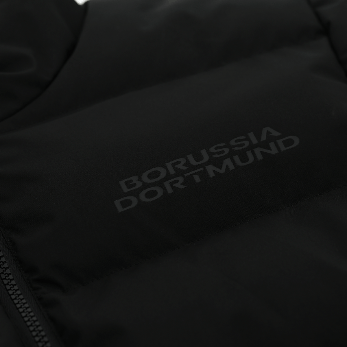 Veste réversible noire du BVB avec inscription « Borussia Dortmund » réfléchissante, idéale pour les supporters du Borussia Dortmund.