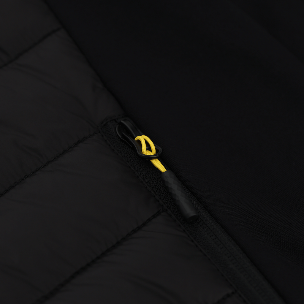 Gros plan sur la veste de stade du BVB, noire et jaune, dotée d'une fermeture éclair et d'une touche de jaune.