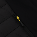 Gros plan sur la veste de stade du BVB, noire et jaune, dotée d'une fermeture éclair et d'une touche de jaune.
