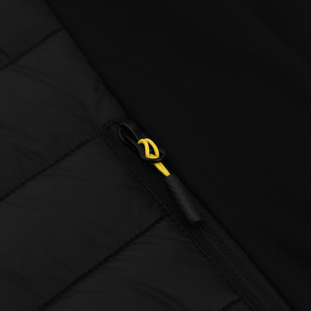 Detailaufnahme der schwarzgelben BVB Stadionjacke mit Reißverschluss und gelbem Akzent.
