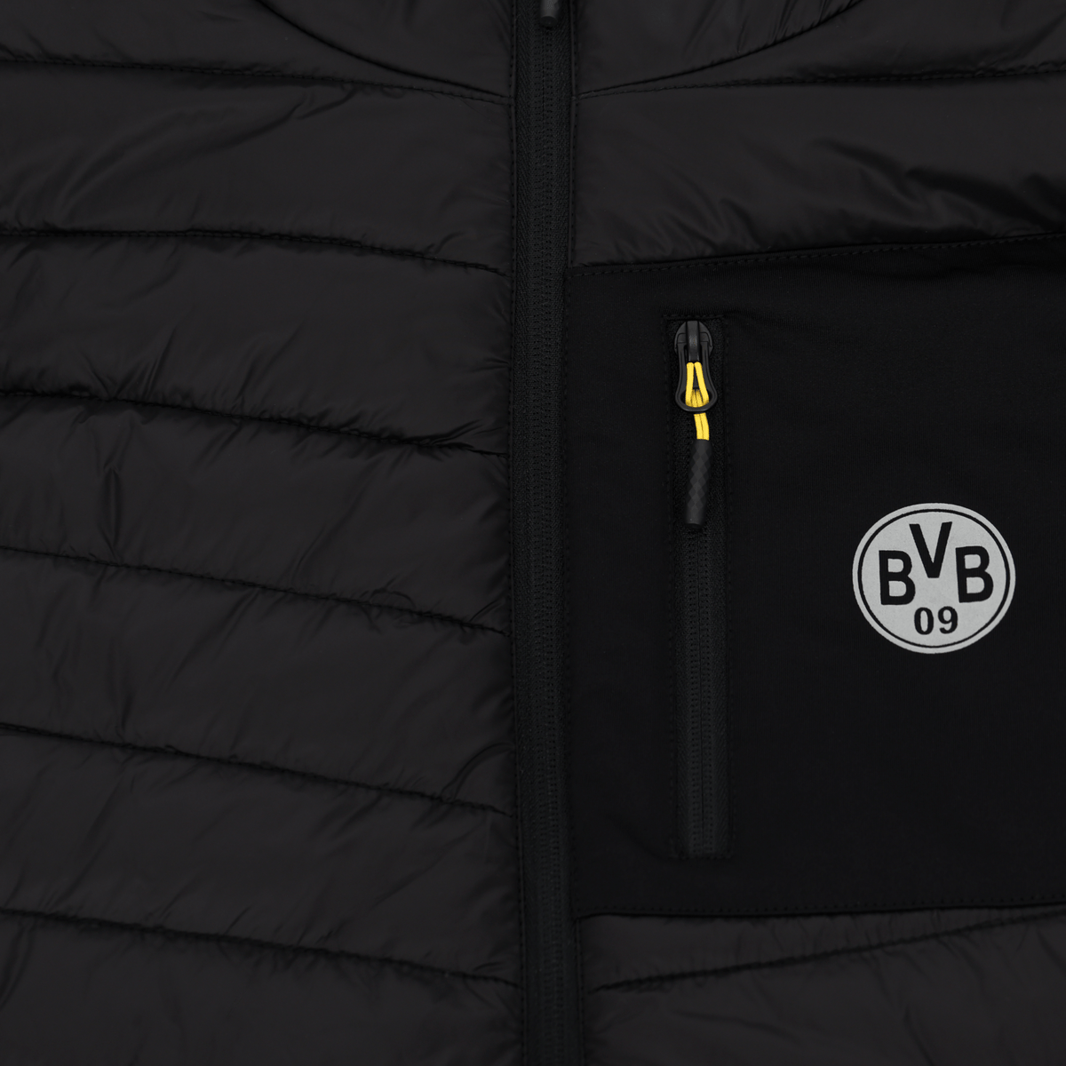 Veste de stade noire 2025 du Borussia Dortmund, avec le logo BVB, des détails de fermeture éclair jaunes et des poches pratiques, idéale pour les supporters au SIGNAL IDUNA PARK.